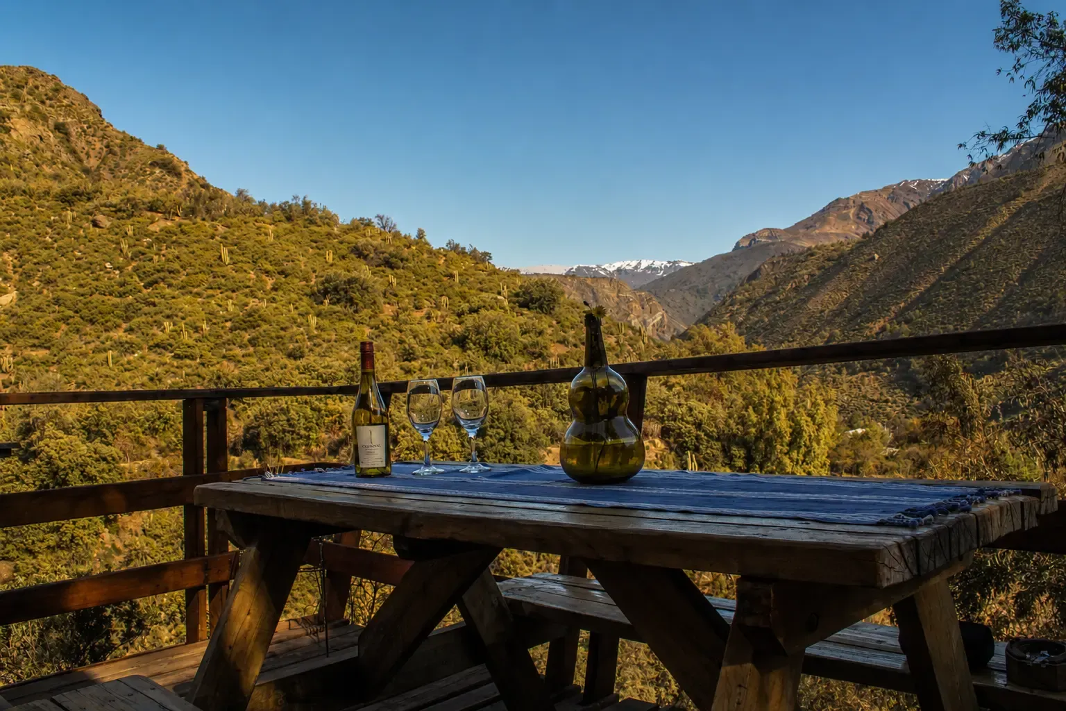 Vista al valle del Cajón del Maipo desde el refugio al atardecer